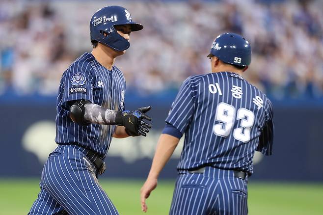 삼성 구자욱(왼쪽)이 20일 대구삼성라이온즈파크에서 열린 2025 KBO리그 키움과 경기에서 5회말 투런포를 때린 후 베이스를 돌고 있다. 사진 | 삼성 라이온즈