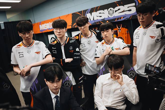 MSI 결승전에서 세트 종료 후 피드백 중인 T1 선수단. 사진 | 라이엇 게임즈