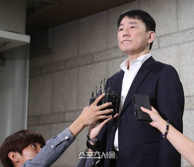 히어로즈 창단 8년여가 지난 2016년 사기 횡령 배임 등의 혐의로 고발돼 영장실질심사를 받기 위해 서울중앙지법에 출석하고 있는 히어로즈 이장석 구단주. 사진 | 박진업 기자 upandup@sportsseoul.com