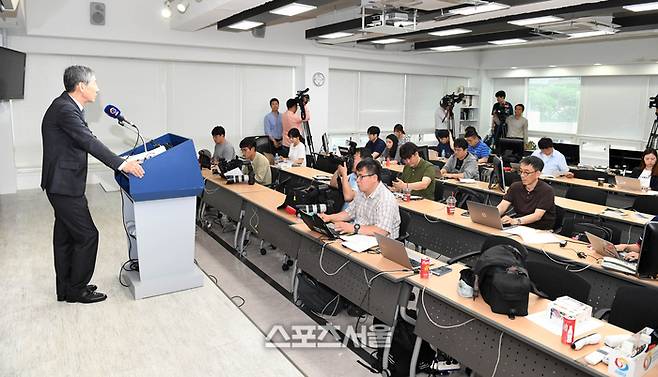 KBO 고(故) 장윤호 사무총장이 2018년 6월 히어로즈의 미신고 현금 트레이드와 관련한 상벌위원회 결과를 전하고 있다. 사진 | 스포츠서울 DB