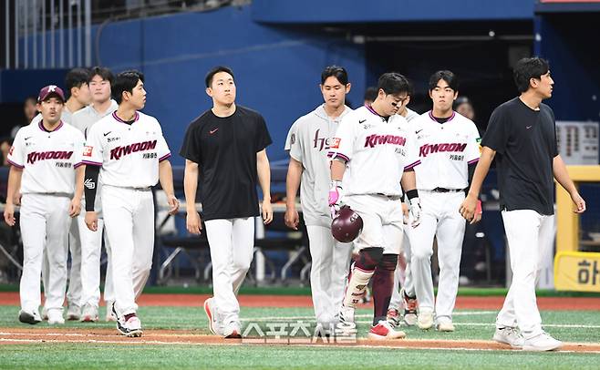 야구 인기 덕에 고척 스카이돔은 많은 관중으로 들어차지만 홈팀 히어로즈는 사실상 2군 선수들로 1군 무대에서 경기하느라 팀승률 3할을 간신히 넘긴 ‘승리 자판기’로 전락해 안타까움을 자아내고 있다. 사진 | 박진업 기자 upandup@sportsseoul.com