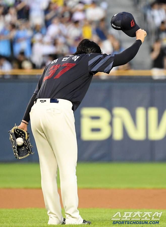 야수 호수비에 모자까지 벗고 90도로 인사하는 이민석.