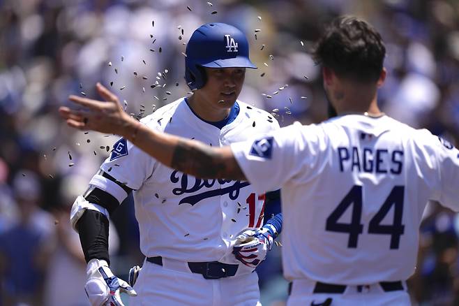 오타니 쇼헤이가 3회말 좌월 투런포를 터뜨리고 들어와 앤디 파헤스의 해바라기씨 세례를 받고 있다. AP연합뉴스