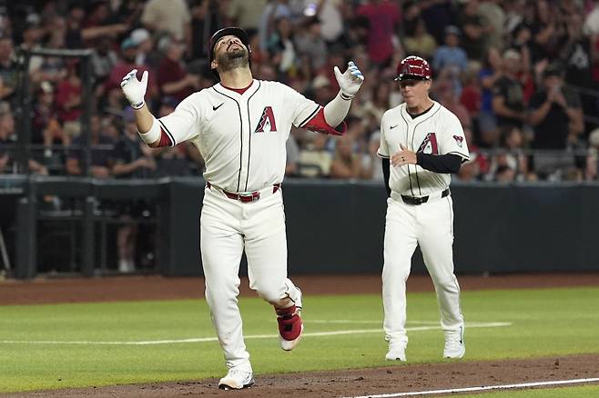 에우헤니오 수아레즈가 3회 홈런을 날리고 홈인하고 있다. AP연합뉴스