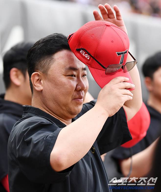 4일 광주 기아 챔피언스필드에서 열린 롯데-KIA전. KIA 이범호 감독이 롯데 김태형 감독과 웃으며 인사하고 있다. 광주=정재근 기자 cjg@sportschosun.com/2025.7.4/