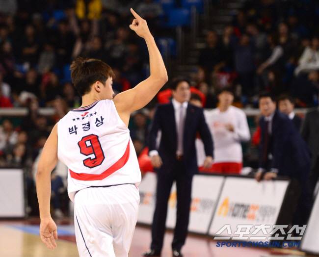 12일 오후 서울 잠실학생체육관에서 프로농구 서울 SK와 울산 모비스의 경기가 열렸다. 연장에서 결정적인 3점슛을 성공시킨 모비스 박경상이 손을 들어보이고 있다.

잠실=송정헌 기자  songs@sportschosun.com/2017.11.12