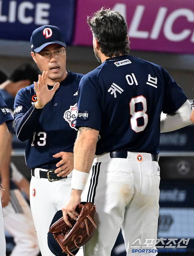 8일 부산사직야구장에서 열린 두산과 롯데의 경기, 두산이 8대5로 승리했다. 경기 종료 후 기쁨을 나누는 조성환 감독대행과 케이브의 모습. 부산=허상욱 기자wook@sportschosun.com/2025.07.08/