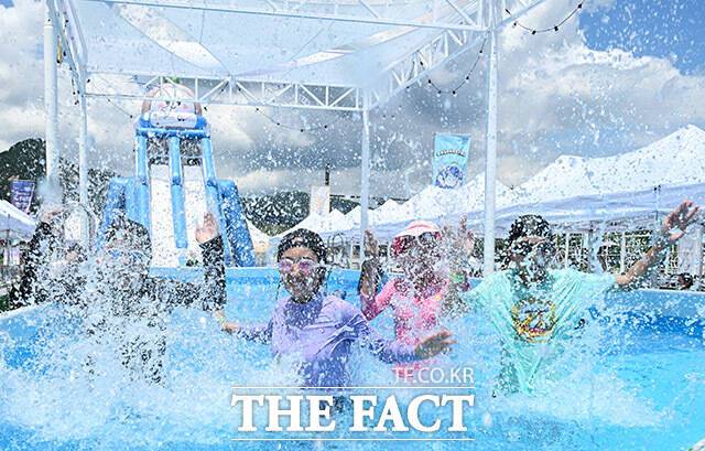 장마가 끝나고 전국 대부분 지역에 무더위가 지속되는 21일 오후 서울 종로구 광화문광장에서 열린 '2025 서울썸머비치' 물놀이터에서 어린이들이 물놀이를 즐기며 더위를 식히고 있다. /남용희 기자