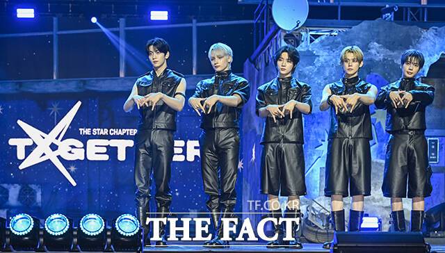 그룹 투모로우바이투게더의 수빈과 휴닝카이, 범규, 연준, 태현(왼쪽부터)이 21일 오후 서울 동대문구 경희대학교 평화의전당에서 열린 '별의장:TOGETHER' 발매 기념 쇼케이스에 참석해 포즈를 취하고 있다. /장윤석 기자