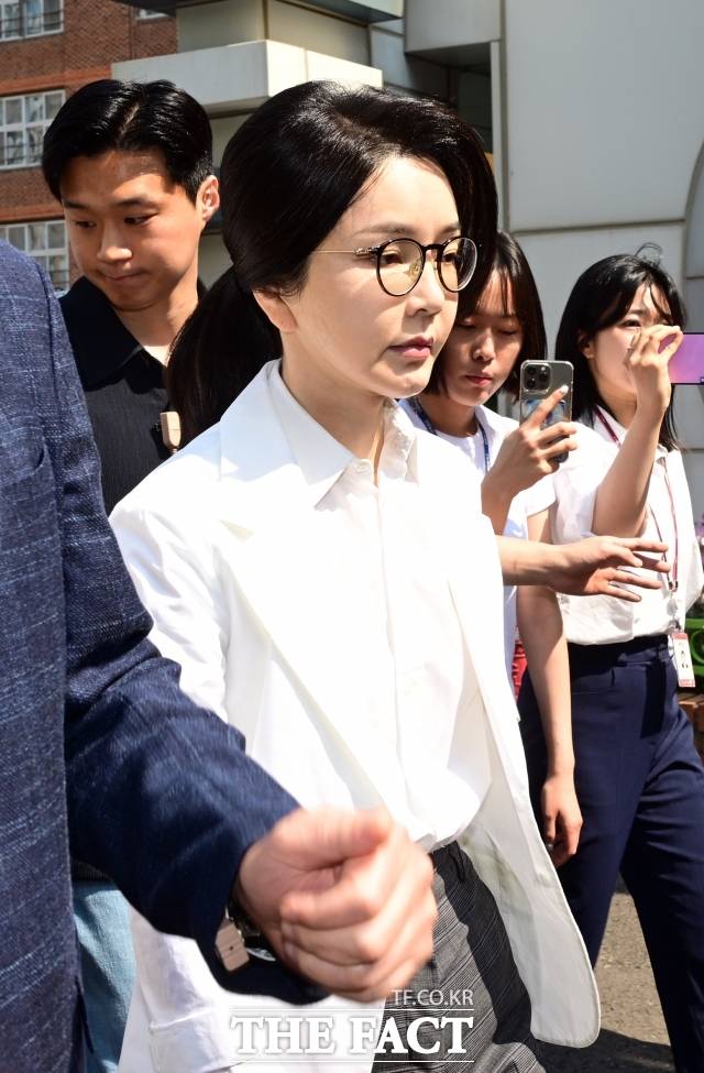 김건희 여사가 제21대 대통령선거 투표일인 3일 오전 서울 서초구 서초동 원명초등학교에 마련된 서초4동투표소에서 투표를 마친 뒤 차량으로 이동하고 있다. /임영무 기자
