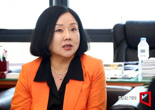 이유원 한국학원연합회 회장이 서울 성북구 협회 사무실에서 아시아경제와 인터뷰 하고 있다. 조용준 기자