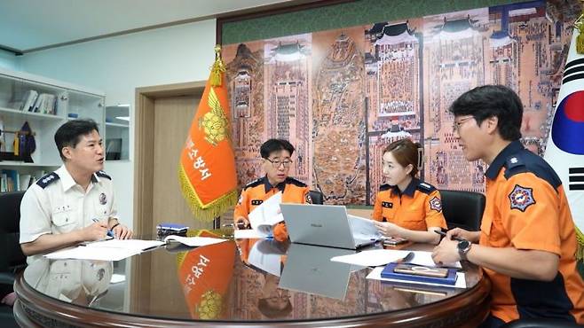 고영주 수원남부소방서장이 '제37회 119소방정책 콘퍼런스' 점검회의를 하고 있다. 경기도소방재난본부 제공