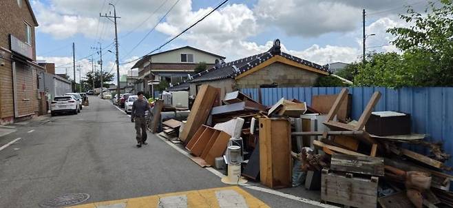 21일 광주 북구 용전동 용전마을 일대에 물에 젖은 가구들이 버려져 있다. 민찬기 기자