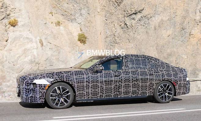 사진 : BMW 7시리즈 페이스리프트 테스트카 (출처=BMW BLOG)