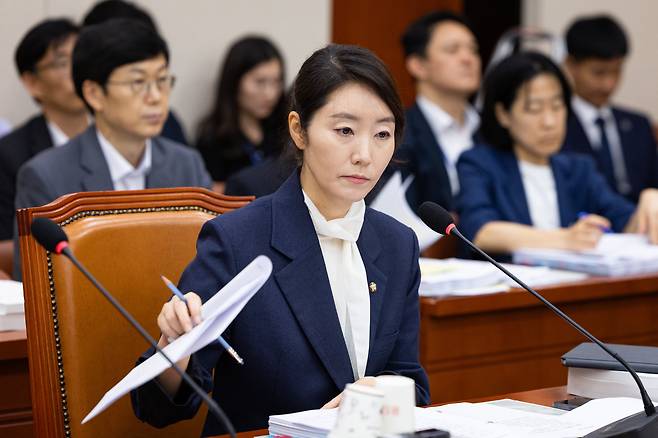 강선우 여성가족부 장관 후보자가 7월 14일 서울 여의도 국회에서 열린 인사 청문회에 출석해 굳은 표정으로 의원들의 질의를 듣고 있다. /뉴스1