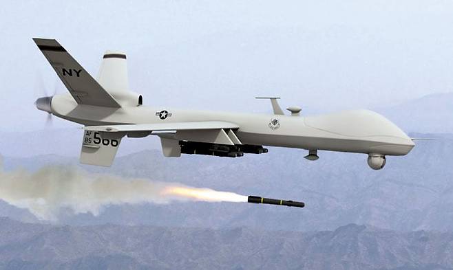 ‘침묵의 암살자’로 불리는 미국의 MQ-9 ‘리퍼’ 무인 공격기가 헬파이어 미사일을 발사하고 있다. /미 공군 제공
