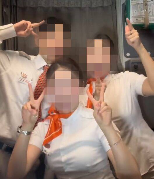 제주항공 승무원들이 율동을 하는 모습. /제주항공 틱톡