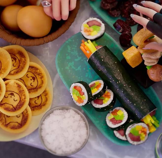 오프닝 신에 등장해 세계적으로 화제가 되고 있는 김밥, 순대, 삶은 계란 등의 다양한 K-분식. 한국 분식집 '국룰' 아이템인 녹색 접시와 삶은 계란이 담긴 바구니, 스테인리스 밥공기까지 디테일이 실사급이다. @netflix