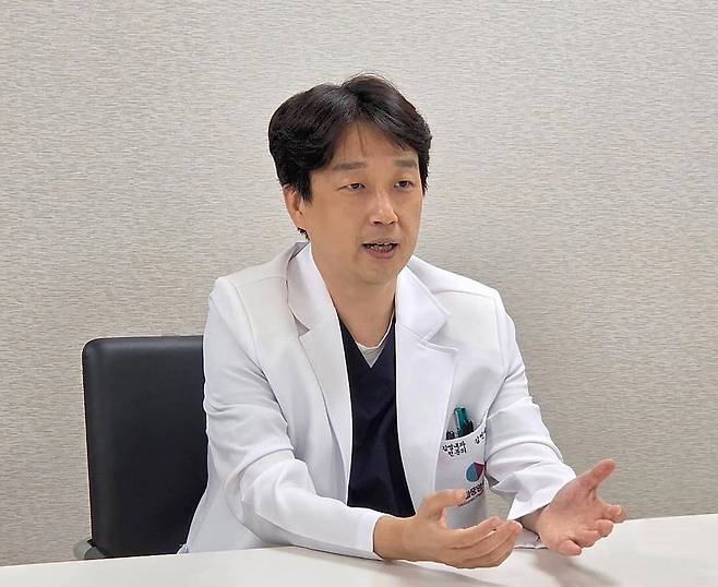 김연재 국립중앙의료원 감염내과 교수는 지난 9일 서울 중구 국립중앙의료원에서 “인간면역결핍바이러스(HIV) 감염인들은 사회적 낙인 때문에 병원 접근도 어려운 상황”이라며 “만성질환처럼 관리가 가능하다는 것을 이해하는 게 이들의 치료 접근성 향상과 감염 예방의 첫걸음”이라며 말했다./국립중앙의료원