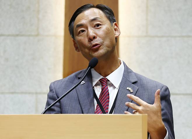 모스탄 미국 리버티대 교수(전 미국 국무부 국제사법 대사)가 지난 17일 오후 서울 은평구 은평제일교회에서 열린 모스탄 전 대사 초청 간증 집회에서 설교하고 있다. /뉴스1