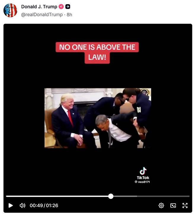 트럼프가 SNS에 공유한 오바마 수감 게시물 가운데 일부. /트루스소셜