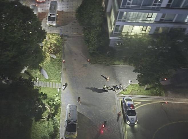 지난 20일 총기 사건 현장에 출동한 경찰과 소방 당국. /연합뉴스