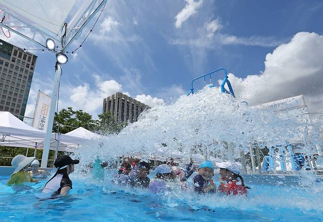 21일 오후 서울 종로구 광화문광장에 마련된 2025 서울썸머비치 물놀이장을 찾은 어린이들이 더위를 식히고 있다. /뉴스1