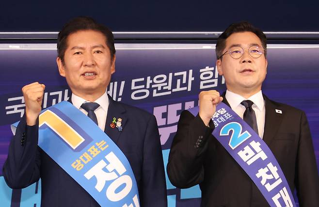 더불어민주당 전당대회에 출마한 정청래(왼쪽), 박찬대 당 대표 후보가 20일 서울 여의도 당사에서 열린 영남권 합동연설회에서 기념 촬영을 하고 있다. 뉴시스
