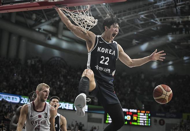 한국 남자 농구 국가대표 여준석이 20일 경기 안양정관장아레나에서 카타르와 맞붙은 평가전에서 4쿼터 종료 1분 15초 전 덩크슛을 성공한 뒤 포효하고 있다. 한국은 이날 95-78로 승리를 거두고 네 차례 평가전을 전승으로 마무리했다. 대한민국농구협회 제공