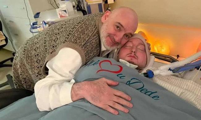 ‘ 잠자는 왕자’로 잘 알려진 왈리드 빈 칼리드 왕자와 20년 간 아들의 병상을 지킨 아버지 칼리드 빈 탈랄 알사우드 왕자.