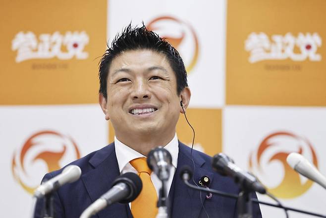 가미야 소헤이 참정당 대표가 참의원 선거 당일인 20일 도쿄에 있는 당사에서 기자회견을 하고 있다.  AP=뉴시스