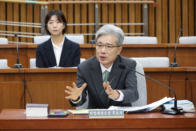 김상환 헌법재판소장 후보자가 21일 서울 여의도 국회에서 열린 인사청문회에서 의원 질의에 답변하고 있다. [연합뉴스]