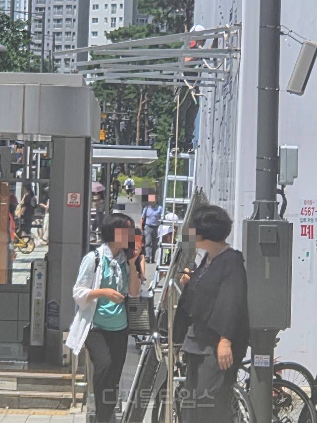 21일 하남 미사역 7번 출구 앞 오피스텔 신축현장 작업자들이 A형 사다리에 올라 작업 중인 모습. 독자제공