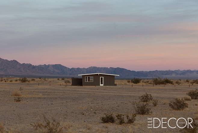 ‘Planar Configuration(Wonder Valley Experimental Living Cabin #1)’(2016).