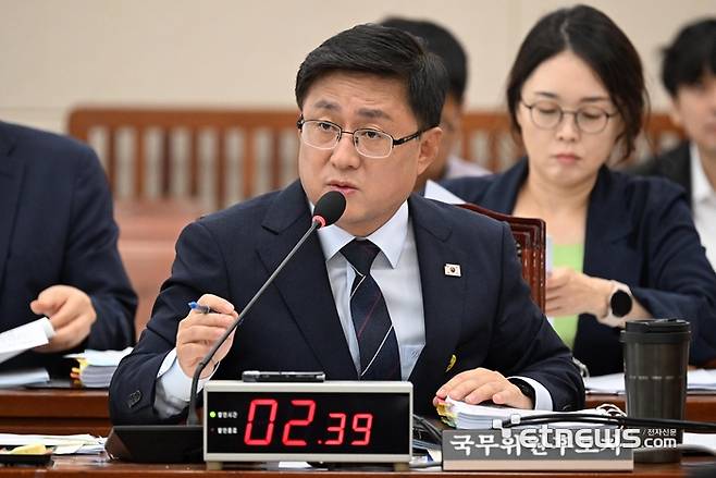 김성환 환경부장관 후보자가 15일 서울 여의도 국회 환경노동위원회에서 열린 인사청문회에서 질의에 답하고 있다.  이동근기자 foto@etnews.com