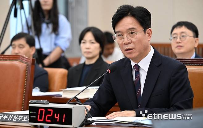 김영훈 고용노동부 장관 후보자가 16일 서울 여의도 국회 환경노동위원회에서 열린 인사청문회에서 질의에 답변하고 있다.  이동근기자 foto@etnews.com