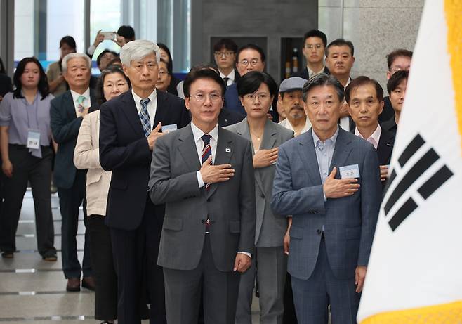 김민석 국무총리가 21일 서울 용산구 백범김구기념관에서 열린 광복 80년 기념사업추진위 출범식에서 국기에 경례하고 있다. 연합뉴스.