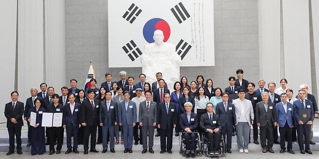 김민석 국무총리가 21일 서울 용산구 백범김구기념관에서 열린 광복 80년 기념사업추진위 출범식에서 민간위원장 등 위원들과 기념촬영을 하고 있다. 연합뉴스.
