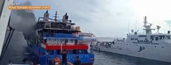 20일 인도네시아 북부술라웨시주 탈리세섬 인근 해역에서 화재가 발생한 여객선 KM 그레고리우스 바르셀로나 5호에서 합동 수색구조팀이 구조 작업을 하고 있다./사진=인도네시아 국가수색구조청 제공