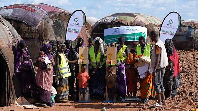 밀알복지재단이 케냐 마사빗주에서 아동의 건강을 진단하는 모습. 밀알복지재단 제공
