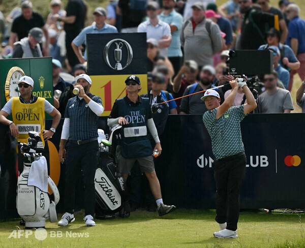 2025년 남자골프 마지막 메이저 대회인 제153회 디오픈 챔피언십에 출전한 임성재 프로가 최종라운드에서 더스틴 존슨과 동반 플레이하는 모습이다. 사진제공=ⓒAFPBBNews = News1