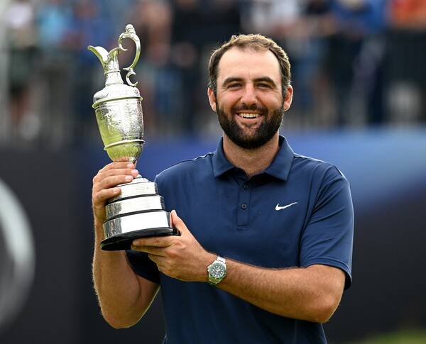 임성재 프로, 로리 맥길로이, 리하통, 맷 피츠패트릭, 브라이슨 디섐보, 잰더 쇼플리, 존 람, 저스틴 토머스 등이 출전한 2025년 남자골프 마지막 메이저 대회인 제153회 디오픈 챔피언십 우승을 차지한 세계랭킹 1위 스코티 셰플러가 우승 트로피인 클라레 저그를 들고 있다. 사진제공=Stuart Kerr/R&A/R&A via Getty Images