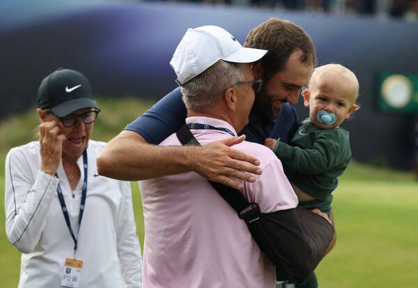 스코티 셰플러가 21일(한국시각) 디오픈에서 우승한 뒤 부모와 아들과 함께 기쁨을 나누고 있다. 포트러시/EPA 연합뉴스