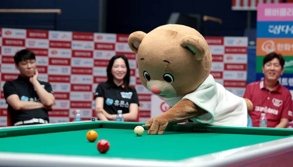 피비에이의 공식 마스코트 ‘빌리 베어’가 21일 열린 2025~2026 PBA 팀리그 미디어데이에서 시타하고 있다. PBA 제공