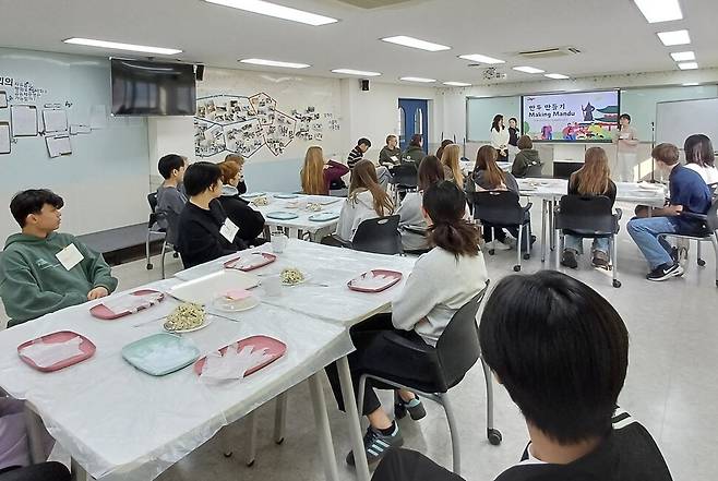 필자가 진행한 ‘오감으로 만나는 문화 이해 수업’은 고등학교 통합사회 과목에서 문화 상대주의와 보편 윤리 개념을 중심으로, 학생들이 다양한 문화를 직접 느끼고 공존의 방식을 고민하도록 기획된 활동이다. 주예진 교사 제공