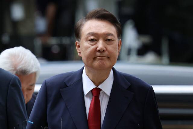 윤석열 전 대통령이 9일 오후 구속 전 피의자 심문(영장실질심사)을 받기 위해 서울 서초구 서울중앙지방법원으로 들어서고 있다. 사진공동취재단