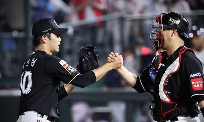 2025 KBO리그 구원 1위 케이티(KT) 위즈 박영현이 지난 6월 롯데 자이언츠와 경기에서 세이브를 올린 뒤 기뻐하고 있다. 케이티 위즈 제공