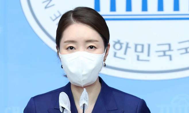 2021년 1월12일 당시 더불어민주당 강선우 대변인이 서울 여의도 국회 소통관에서 전국민 무료 백신 접종 등 현안 관련 브리핑을 하고 있다. 연합뉴스