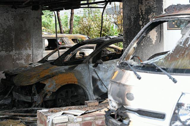 18일 경기 광명시의 한 아파트에서 발생한 화재 현장에 차량들이 불에 탄 상태로 주차돼 있다. 17일 이 아파트 주차장 필로티에서 불이 나 3명이 숨지고 60여 명이 부상을 입었다. 남동균 인턴기자