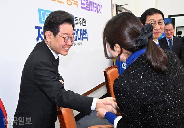 지난해 1월 18일 이재명(맨 왼쪽) 당시 더불어민주당 대표가 서울 여의도 국회의사당에서 '대한민국 생존을 위한 저출생 종합대책'을 발표하기에 앞서 강선우 당시 당 대변인과 악수하고 있다. 고영권 기자